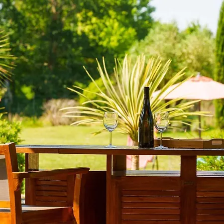Avec Piscine 24 Couchages